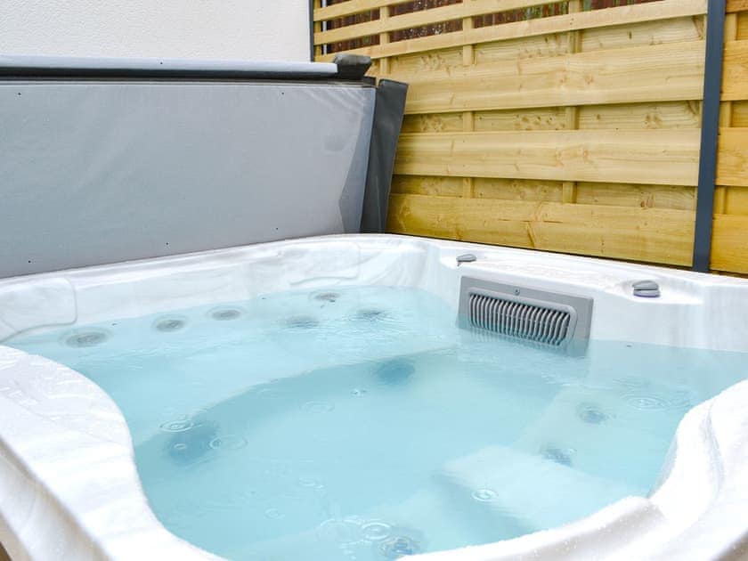 Hot tub | Rose Cottage - Hoxne Cottages, Strensall, near York