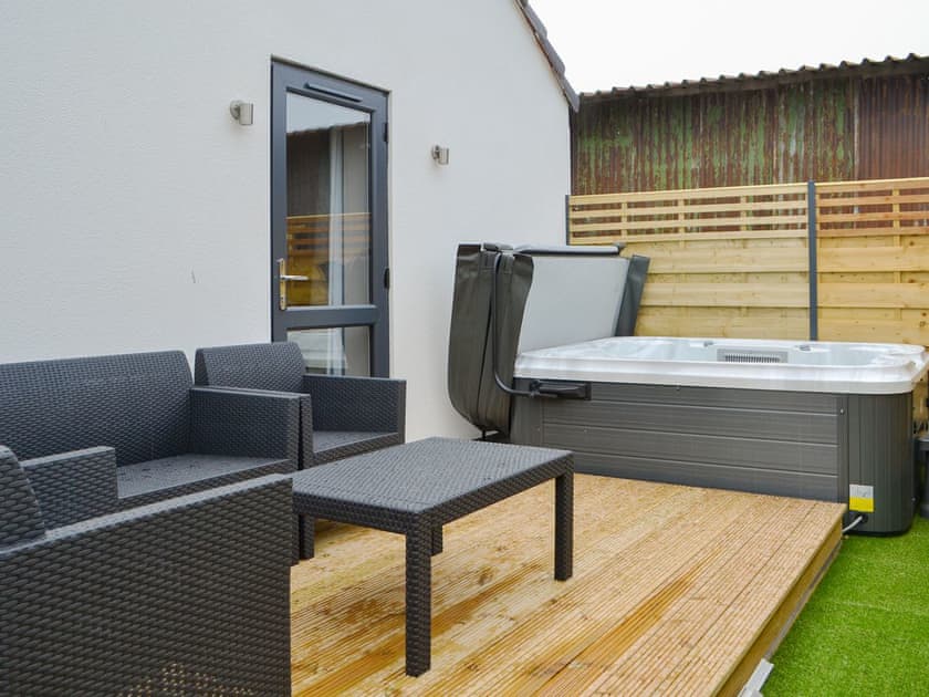 Hot tub | Rose Cottage - Hoxne Cottages, Strensall, near York