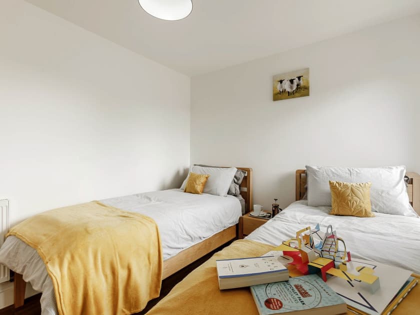 Twin bedroom | Lilac Lodge, Newnham