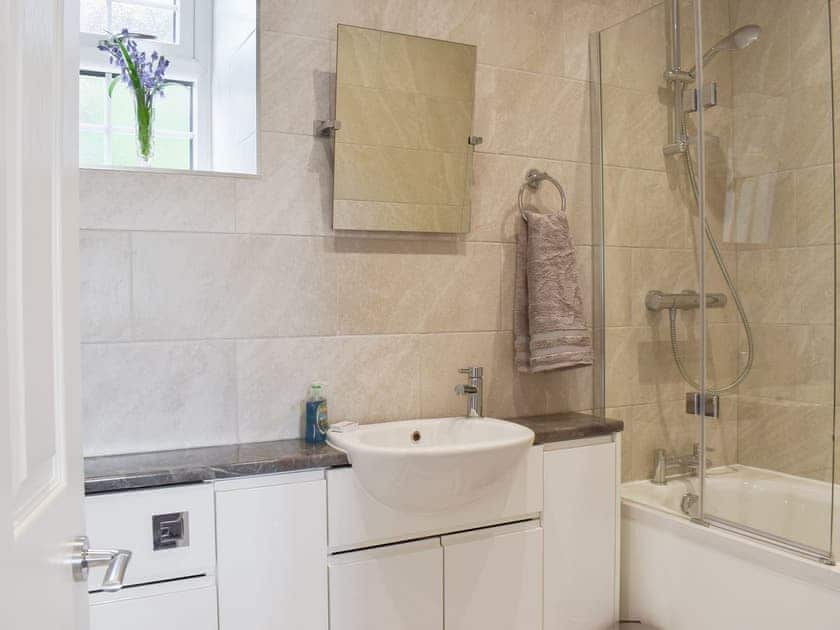 En-suite | Rooftops - R & R Cottages, Grassington