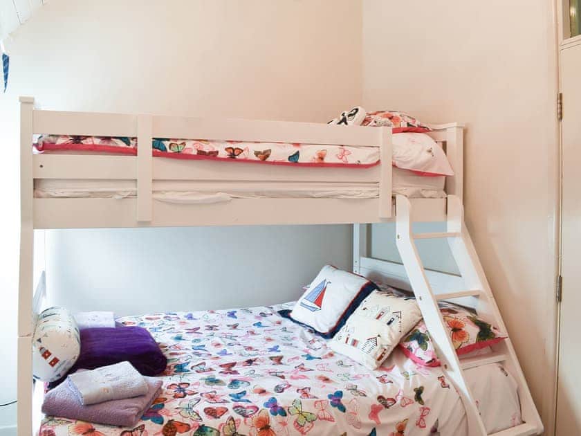 Bunk bedroom | White Sands, Criccieth