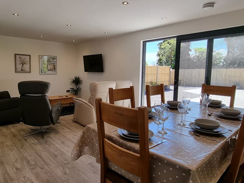 Open plan living space | Dronefield Lodge, Somerton