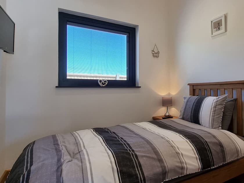Single bedroom | Dronefield Lodge, Somerton
