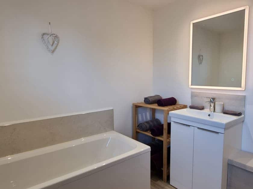 Bathroom | Dronefield Lodge, Somerton