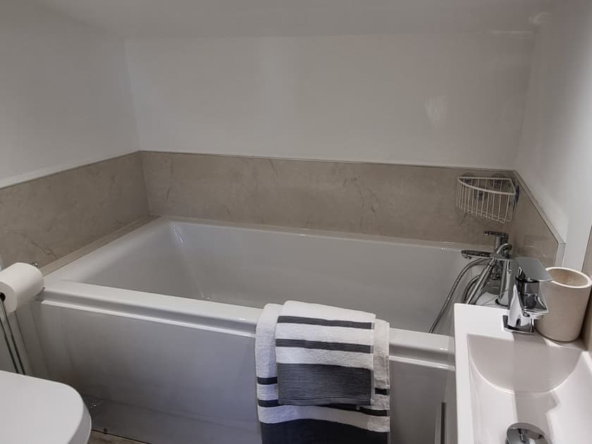 Bathroom | Dronefield Lodge, Somerton