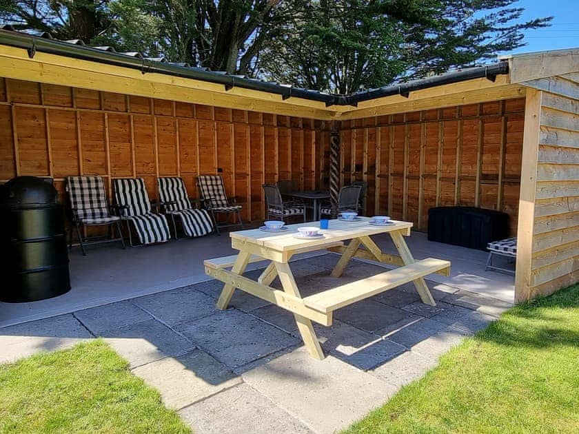 Sitting-out-area | Dronefield Lodge, Somerton