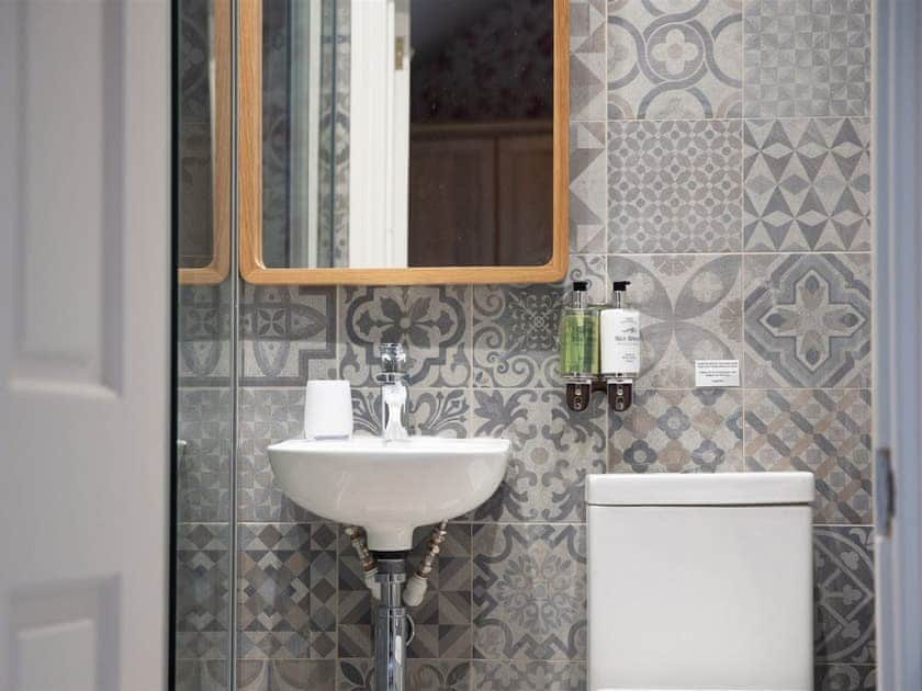Shower room | Gardeners Cottage - Shortflatt Tower Cottages, Belsay