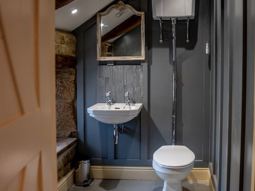 Shower room | The Grooms Cottage - Shortflatt Tower Cottages, Belsay
