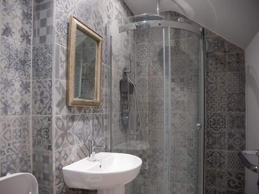 Shower room | Keepers Cottage - Shortflatt Tower Cottages, Belsay