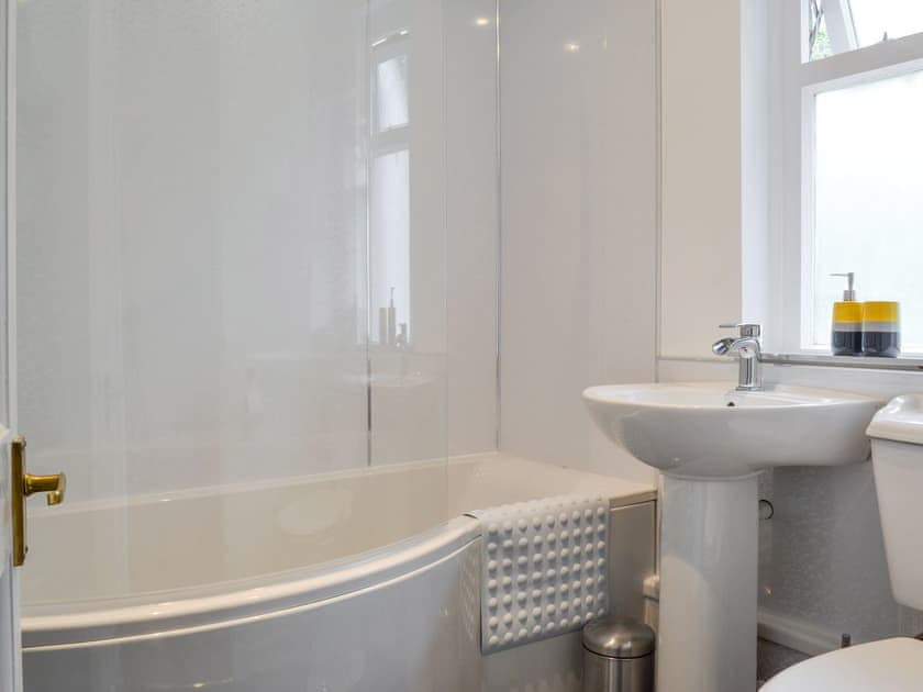 Bathroom | Eagles Gate Lodge, Banff