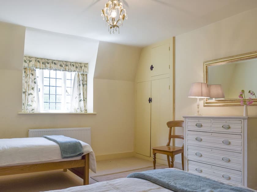 Twin bedroom | Dulcie Cottage, Preston Crowmarsh, near Wallingford