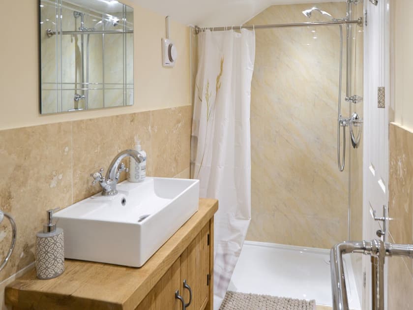 En-suite | Riverbank Cottage, Reedham, near Brundall