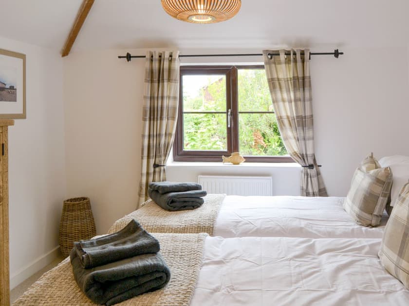 Twin bedroom | Riverbank Cottage, Reedham, near Brundall