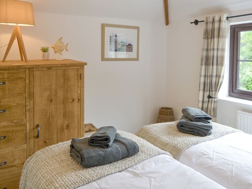 Twin bedroom | Riverbank Cottage, Reedham, near Brundall