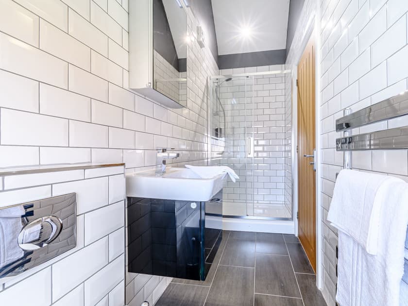 En-suite | Low Barn, Carlton