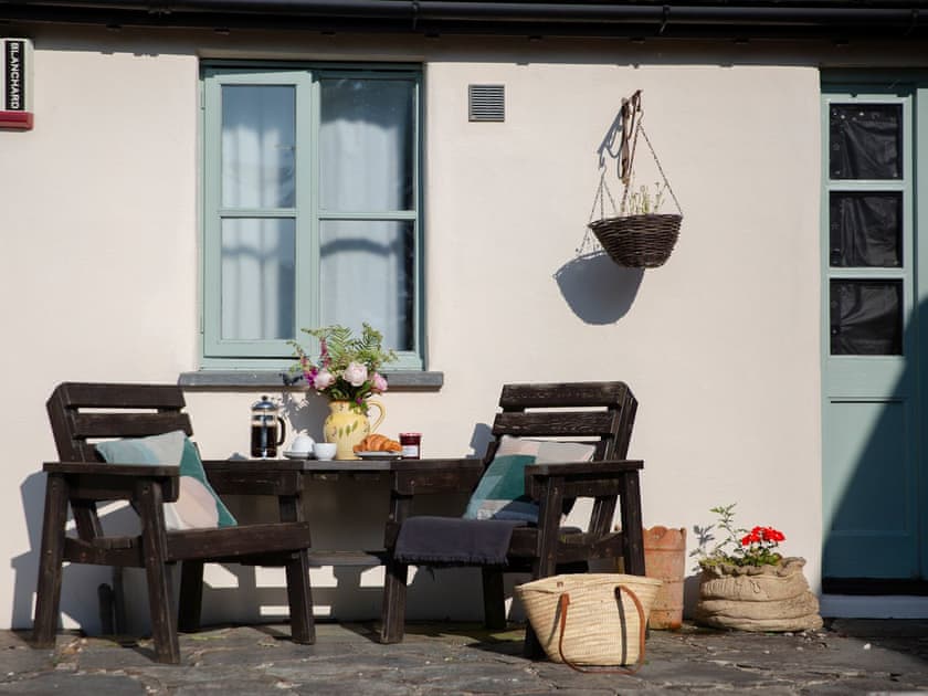 Sitting-out-area | Honeysuckle Cottage - Woodlands Manor Farm, Woodford, near Bude