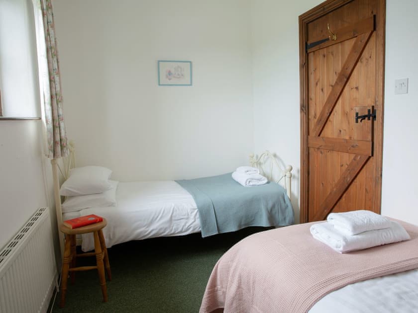 Twin bedroom | Rose Cottage - Woodlands Manor Farm, Woodford, near Bude