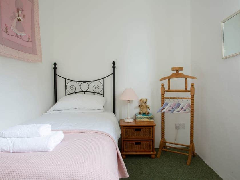 Twin bedroom | Rose Cottage - Woodlands Manor Farm, Woodford, near Bude