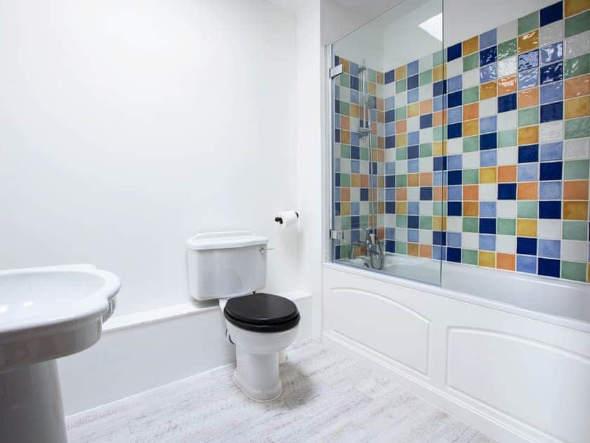 Bathroom | Lavender Cottage - Woodlands Manor Farm, Woodford, near Bude