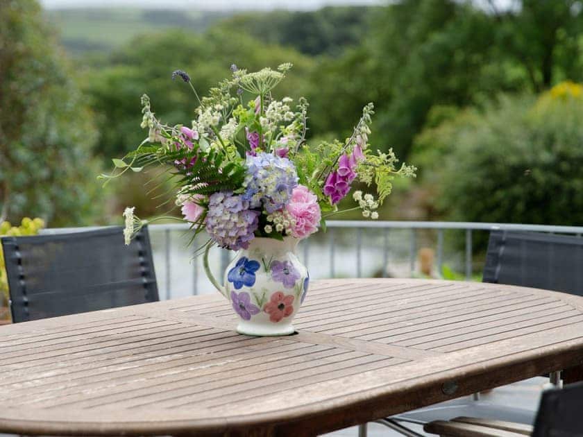 Sitting-out-area | The Stables - Woodlands Manor Farm, Woodford, near Bude