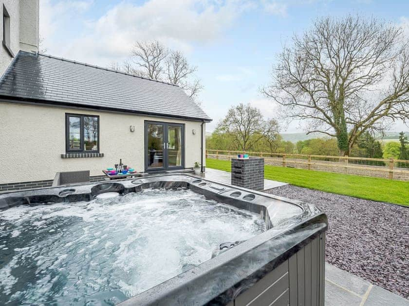 Hot tub | Allt Ddu, Tregaron