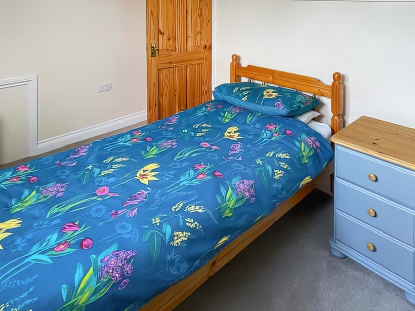 Twin bedroom | Cherry Trees, Port Lion