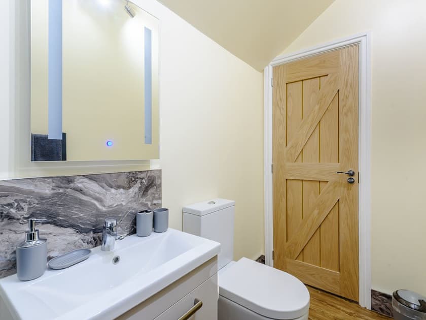 En-suite | Wheston House Farm Holiday Cottages- Stable View - Wheston House Farm Holiday Cottages, Tideswell
