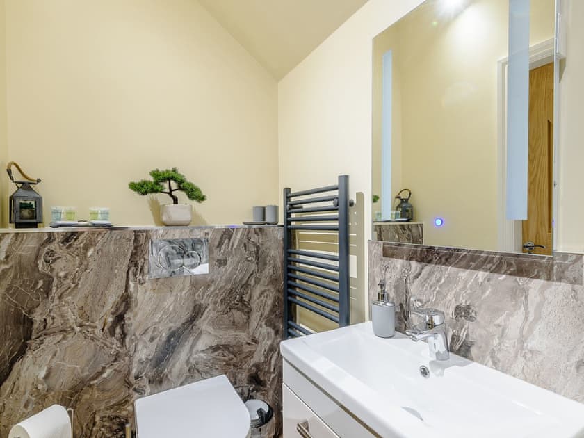 En-suite | Wheston House Farm Holiday Cottages- Stable View - Wheston House Farm Holiday Cottages, Tideswell
