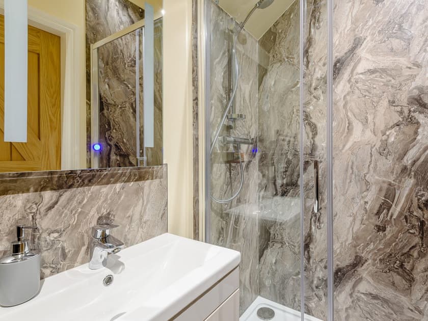 En-suite | Wheston House Farm Holiday Cottages- Stable View - Wheston House Farm Holiday Cottages, Tideswell