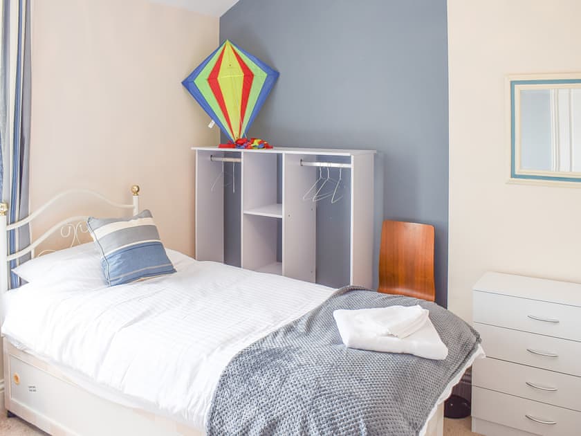 Twin bedroom | Islestone House, Seahouses