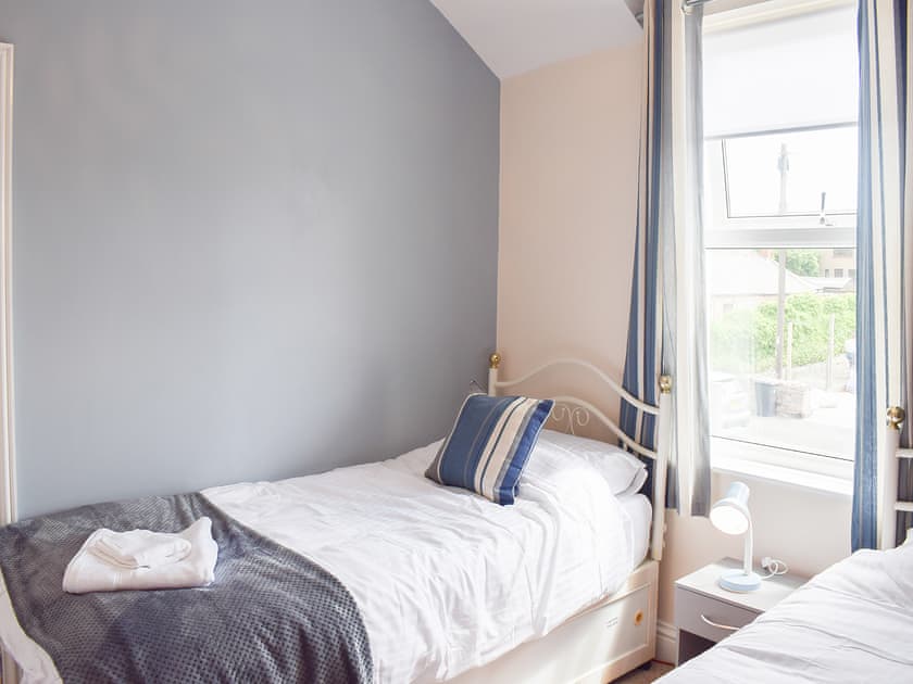 Twin bedroom | Islestone House, Seahouses