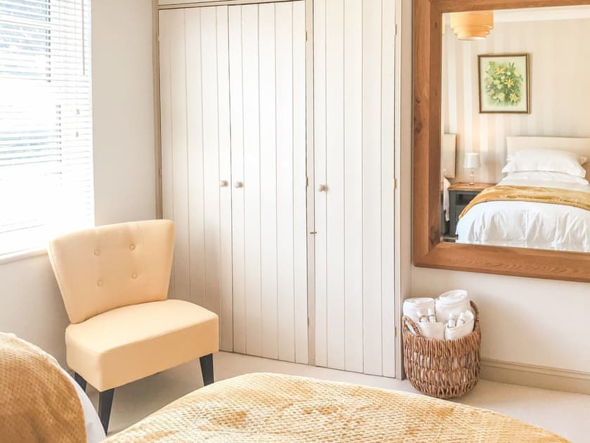 Twin bedroom | Tansey Cottage, Hartlebury, near Kidderminster