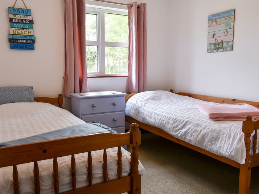 Twin bedroom | Pear Tree Cottage, Bude