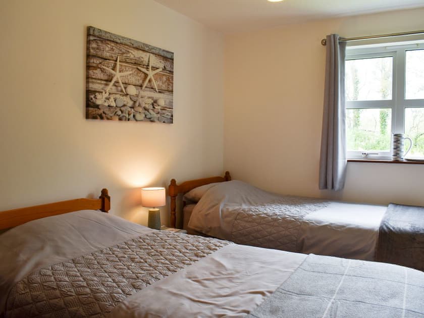 Twin bedroom | Pear Tree Cottage, Bude
