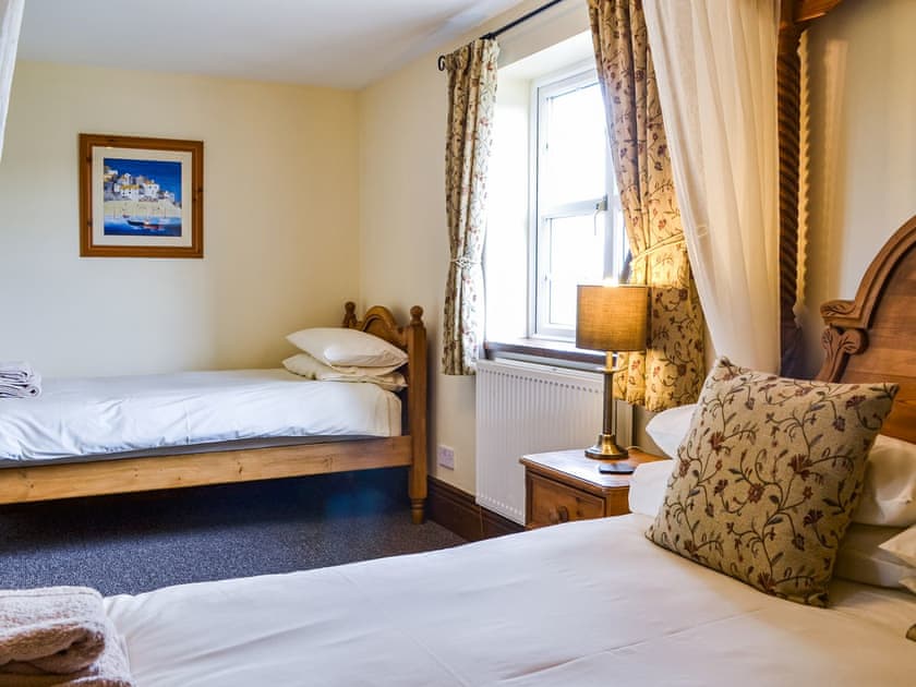 Twin bedroom | Eastfield Cottage, Leven, near Beverley