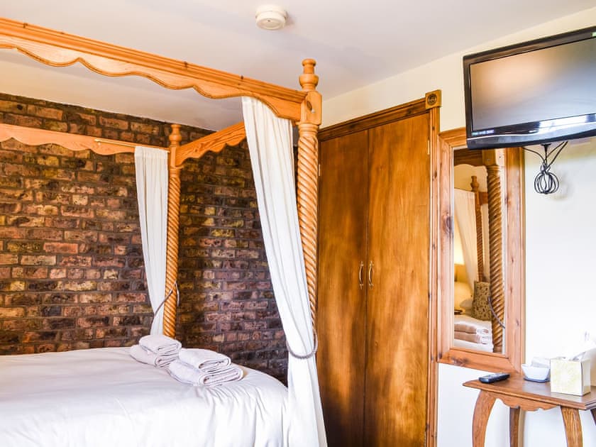 Four Poster bedroom | Eastfield Cottage, Leven, near Beverley