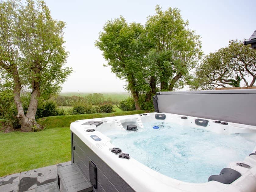 Hot tub | The Tawny - Mussel Inn Cottages, Down Thomas near Plymouth