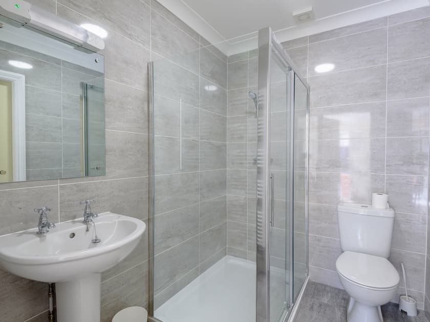 En-suite | 5 Dawson Park - Dawson Holiday Homes, Mablethorpe