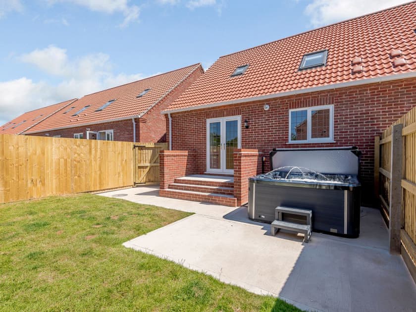 Outdoor area | 6 Dawson Park - Marian Avenue Properties, Mablethorpe