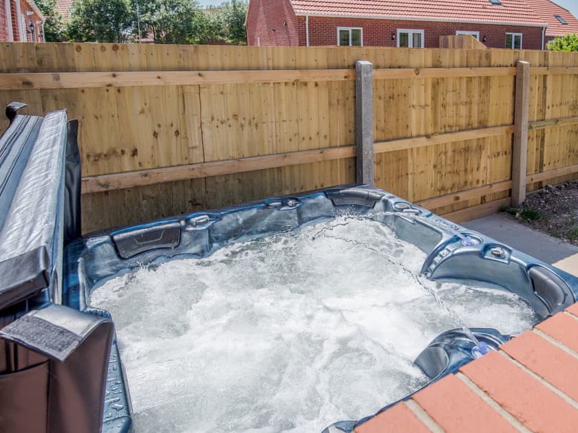 Hot tub | 8 Dawson Park - Marian Avenue Properties, Mablethorpe