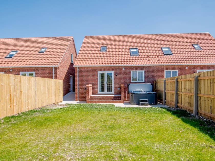 Garden | 8 Dawson Park - Marian Avenue Properties, Mablethorpe