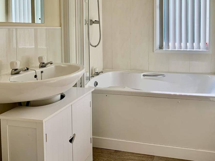 Bathroom | Mallard Lodge, Hopton-on-Sea, Great Yarmouth