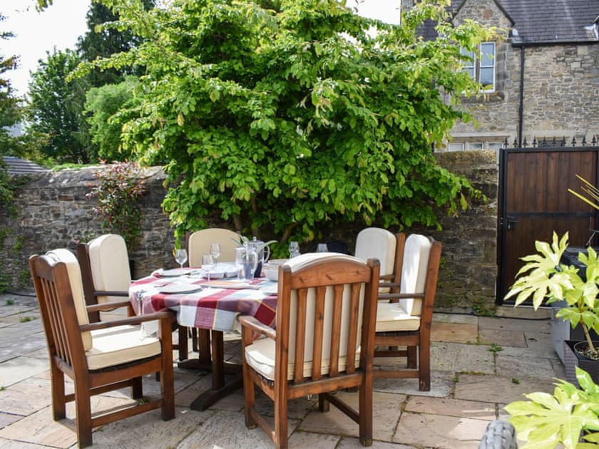 Sitting-out-area | Ellerton House, Richmond