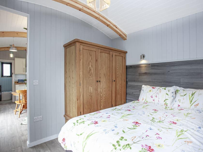 Double bedroom | Moor Hen Shepherd Hut - Ponsford Ponds, Knowle, near Cullompton