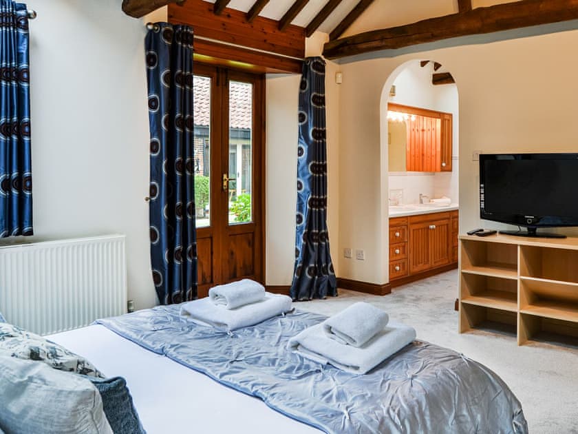 King master bedroom. Arched entry to en-suite  | Lodge Farm Barn, South Walsham