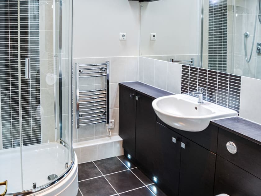Shower room and WC, one of five, so you shouldn’t get caught short. | Lodge Farm Barn, South Walsham
