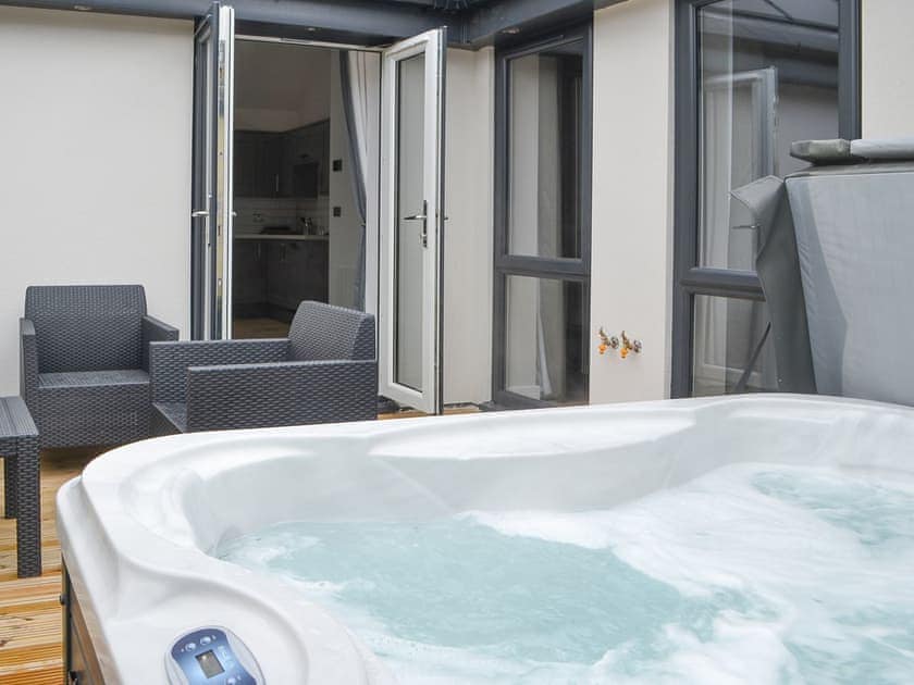 Hot tub | Poppy Cottage - Hoxne Cottages, Strensall, near York