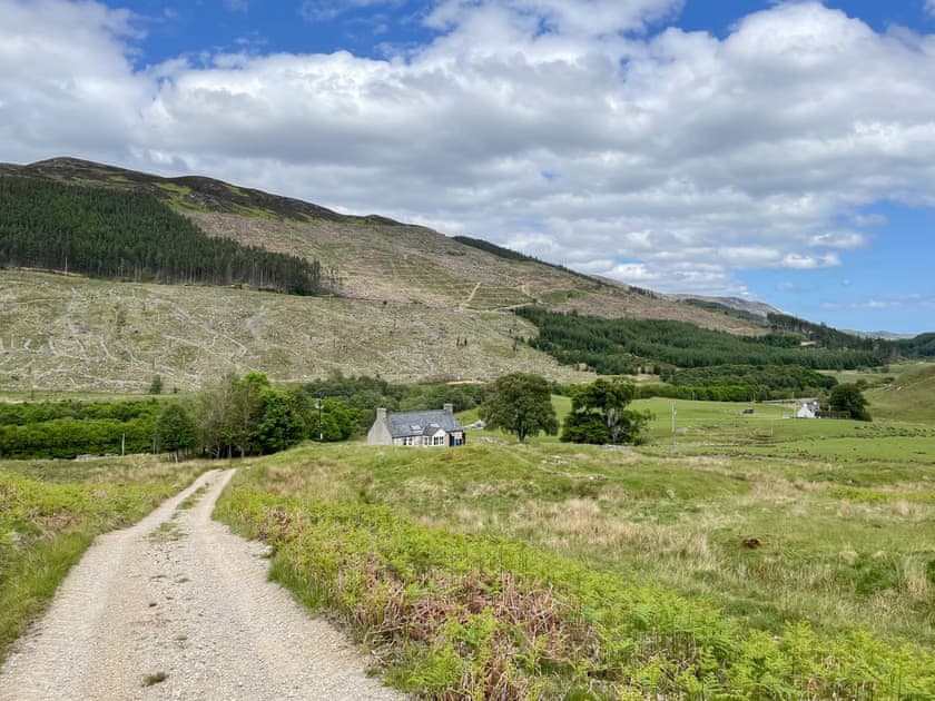 Setting | Glacour Studio - Strathconon Cottages, Strathconon, Muir of Ord