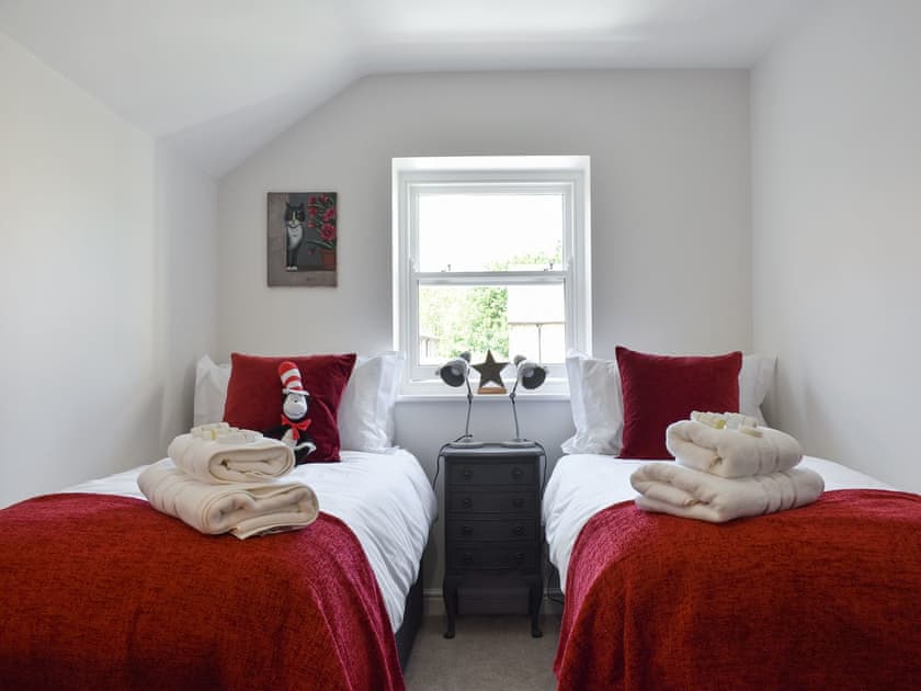 Twin bedroom | Brittain House, Richmond