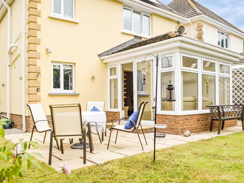 Sitting-out-area | Trondra House, Ferryside